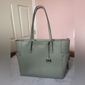 MICHAEL KORS GILLY ARMY GREEN
LG DRWSTG TRVL TOTE